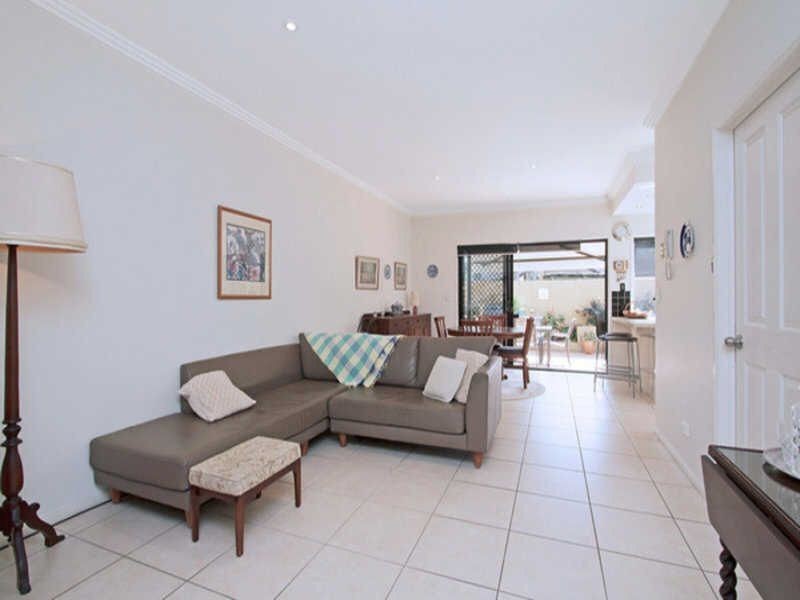 2/61 Bamboo Street, Bundall QLD 4217