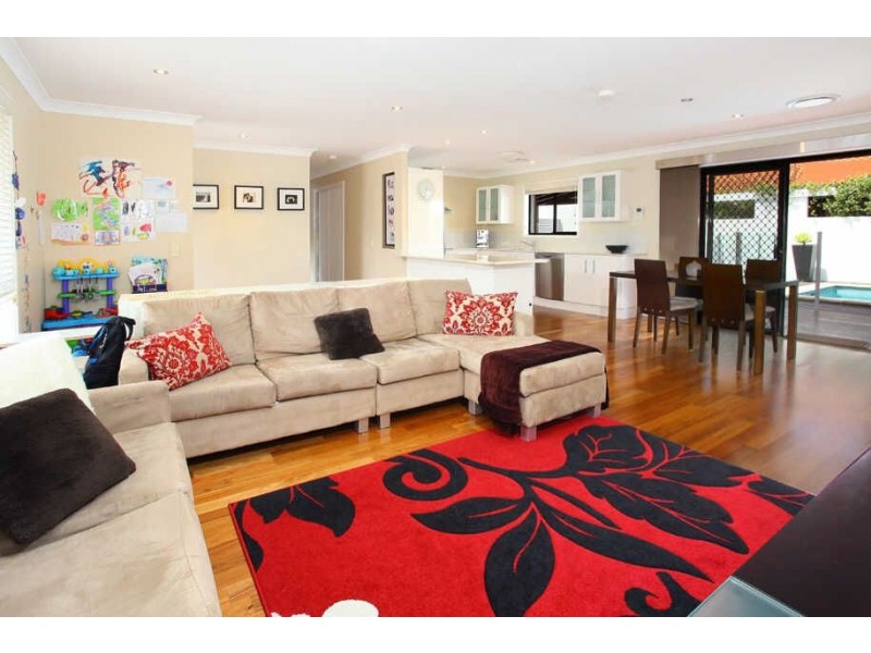 3 Maralinga Avenue, Mermaid Waters QLD 4218