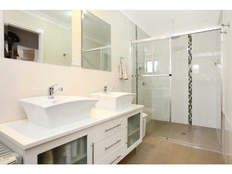 3 Maralinga Avenue, Mermaid Waters QLD 4218