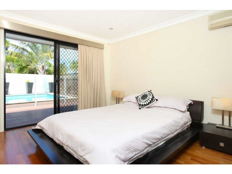 3 Maralinga Avenue, Mermaid Waters QLD 4218