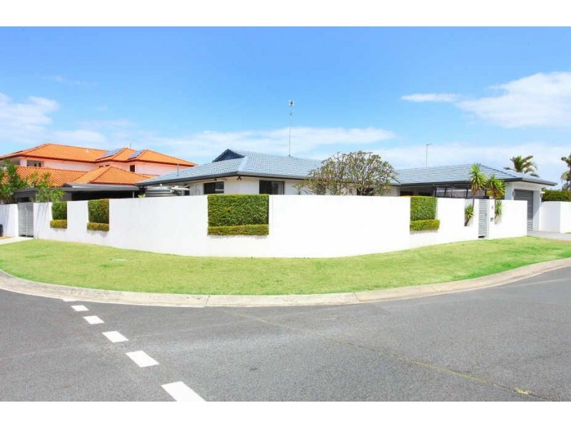 3 Maralinga Avenue, Mermaid Waters QLD 4218