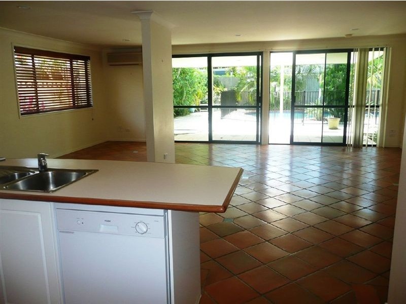 45 Amalfi Drive, Isle Of Capri QLD 4217