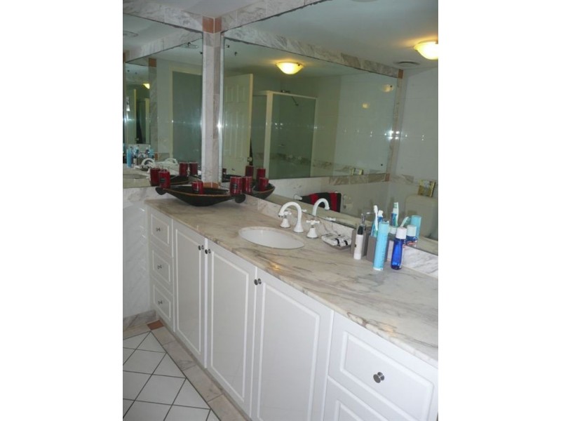 11/4 Northcliffe Tce “Villas De La Mer”, Surfers Paradise QLD 4217