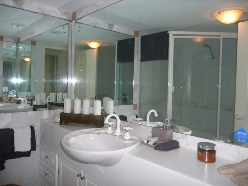 11/4 Northcliffe Tce “Villas De La Mer”, Surfers Paradise QLD 4217