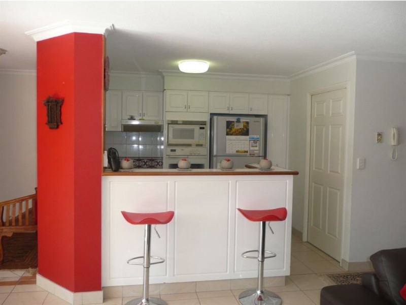 11/4 Northcliffe Tce “Villas De La Mer”, Surfers Paradise QLD 4217