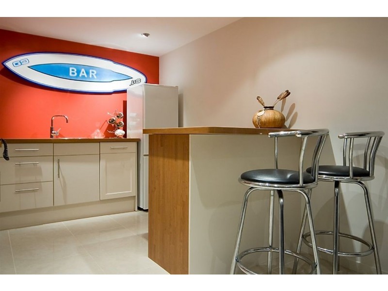 6 Hoy Street, Broadbeach Waters QLD 4218