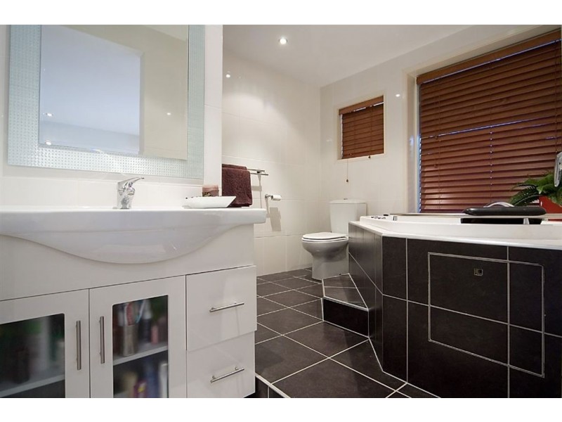 6 Hoy Street, Broadbeach Waters QLD 4218