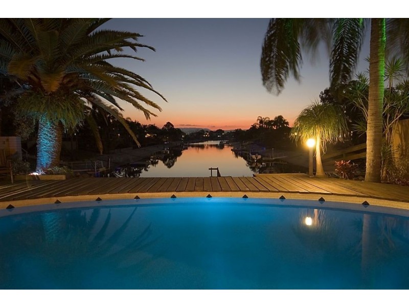 6 Hoy Street, Broadbeach Waters QLD 4218