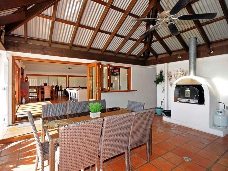 18 Gretel Drive, Mermaid Waters QLD 4218