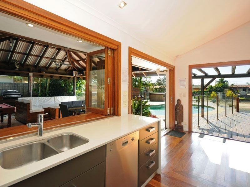 18 Gretel Drive, Mermaid Waters QLD 4218