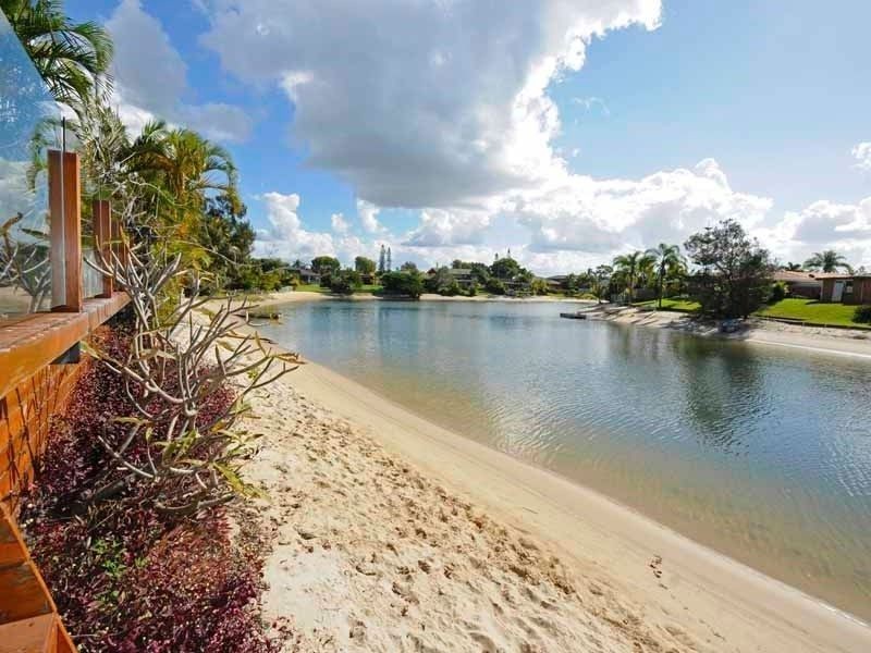 18 Gretel Drive, Mermaid Waters QLD 4218