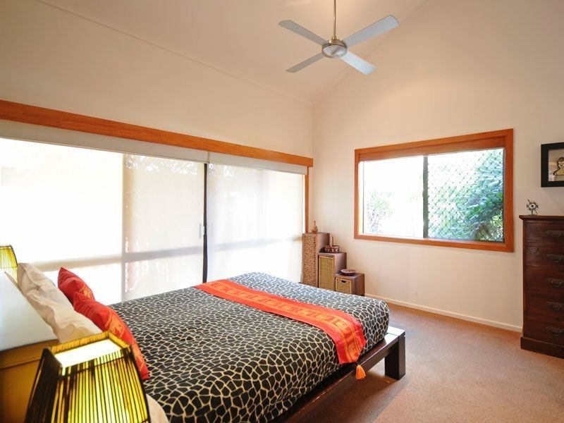 18 Gretel Drive, Mermaid Waters QLD 4218