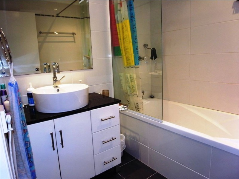 1/4 Dalton Street, Southport QLD 4215