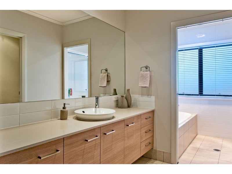 1/20 Rouen Avenue, Paradise Point QLD 4216