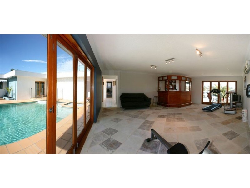 9 Andrea Avenue, Broadbeach Waters QLD 4218