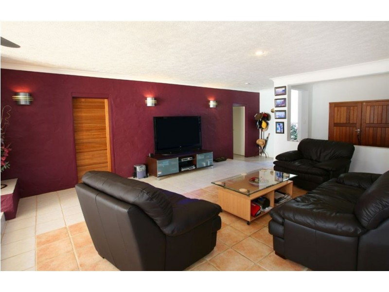 9 Andrea Avenue, Broadbeach Waters QLD 4218