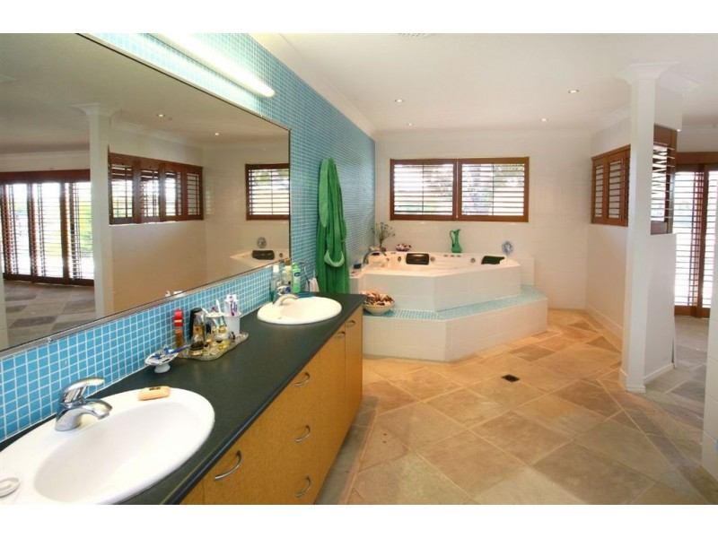9 Andrea Avenue, Broadbeach Waters QLD 4218