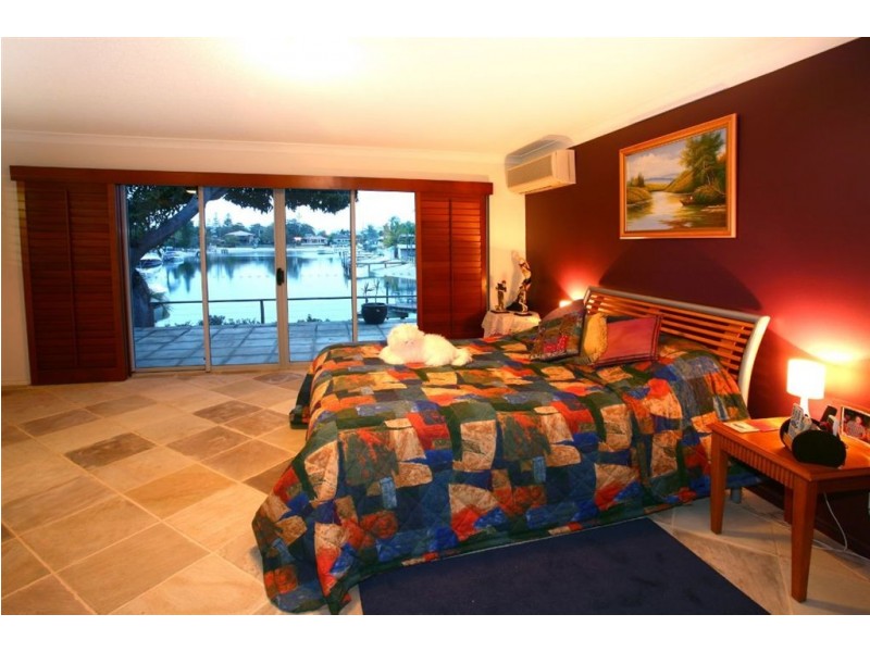 9 Andrea Avenue, Broadbeach Waters QLD 4218