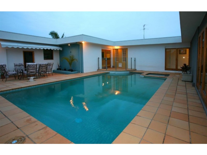 9 Andrea Avenue, Broadbeach Waters QLD 4218