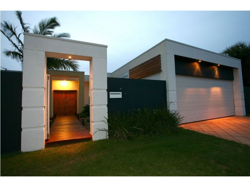 9 Andrea Avenue, Broadbeach Waters QLD 4218
