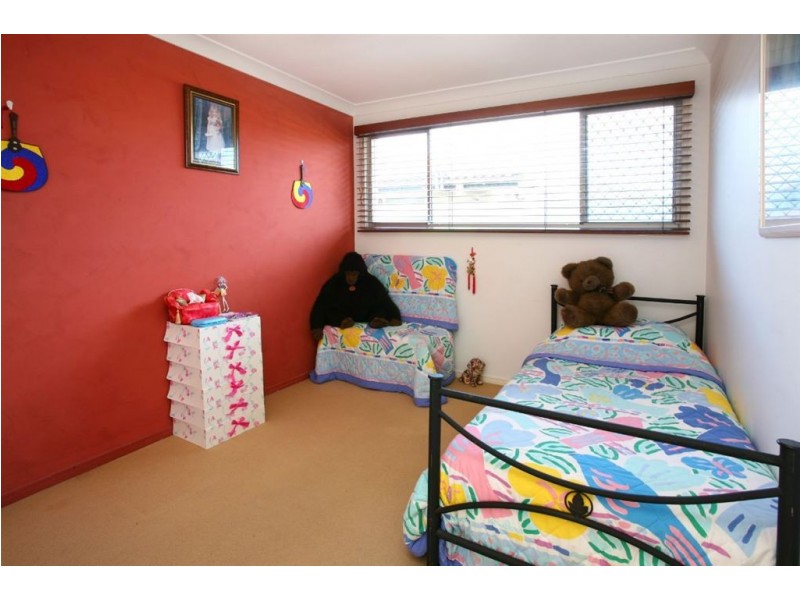 9 Andrea Avenue, Broadbeach Waters QLD 4218