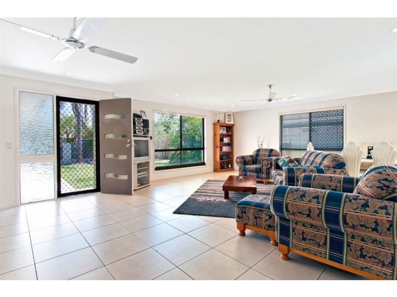 37 Sundown Drive, Paradise Point QLD 4216