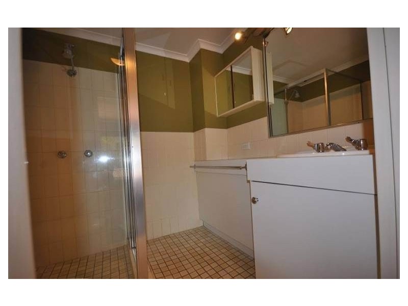 2/2 Stanhill Drive, Chevron Island QLD 4217