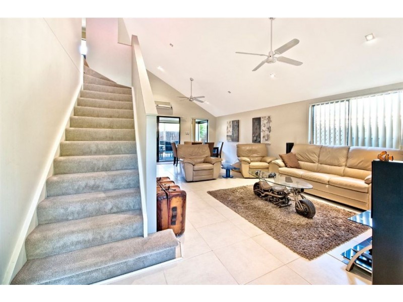 2/13 Thelma Avenue, Biggera Waters QLD 4216