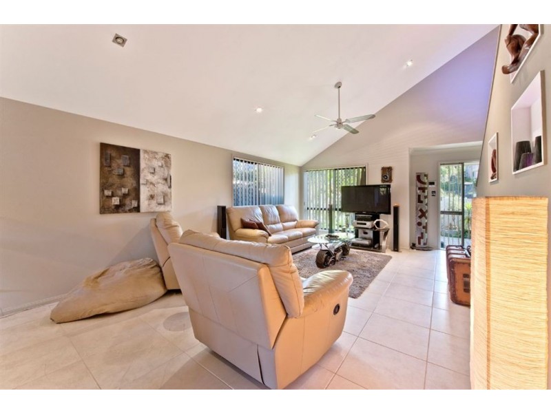 2/13 Thelma Avenue, Biggera Waters QLD 4216