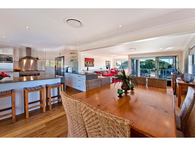 8 Kestrel Drive, Burleigh Waters QLD 4220