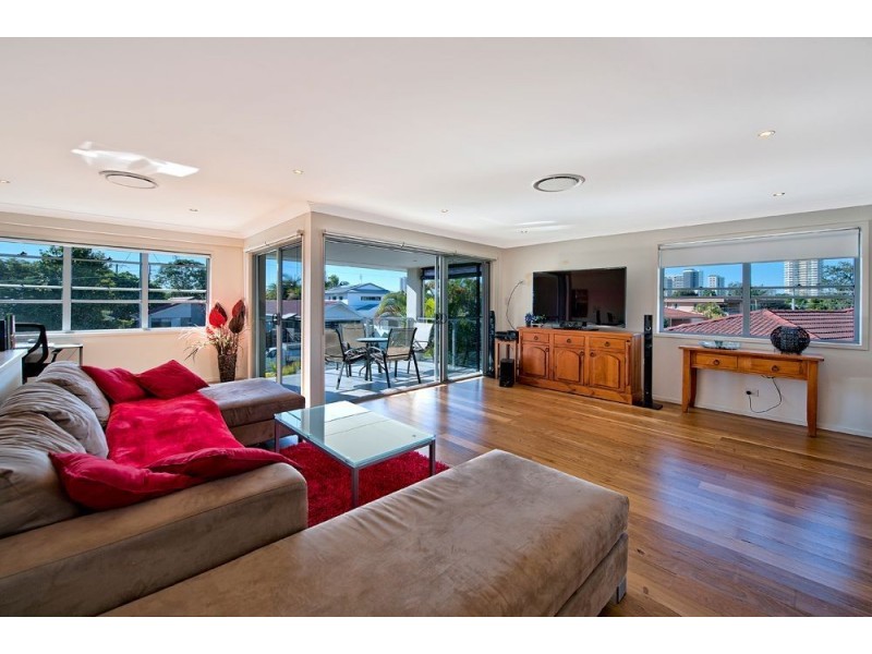 8 Kestrel Drive, Burleigh Waters QLD 4220