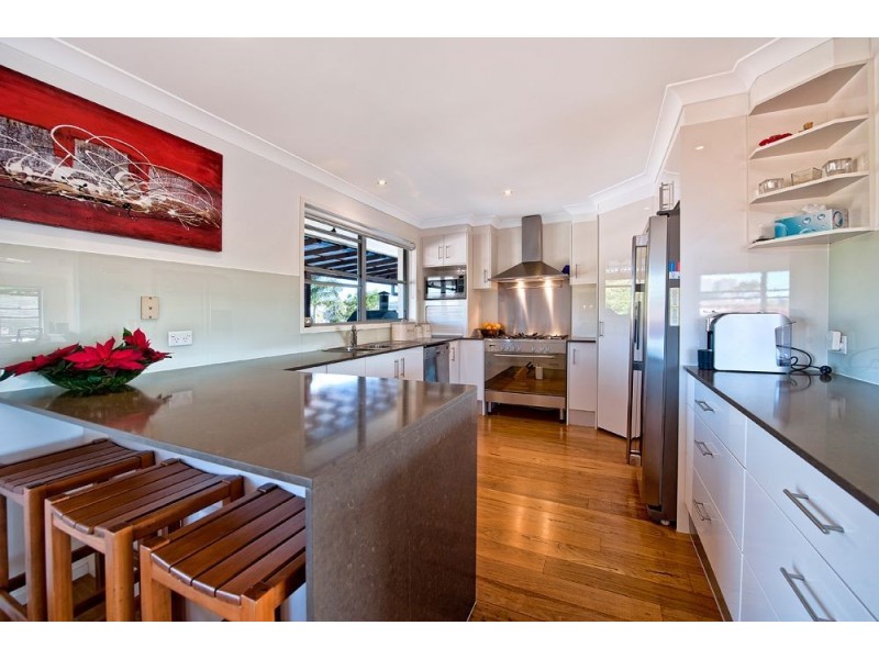 8 Kestrel Drive, Burleigh Waters QLD 4220