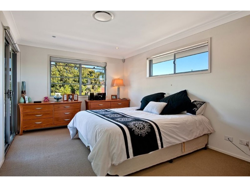 8 Kestrel Drive, Burleigh Waters QLD 4220
