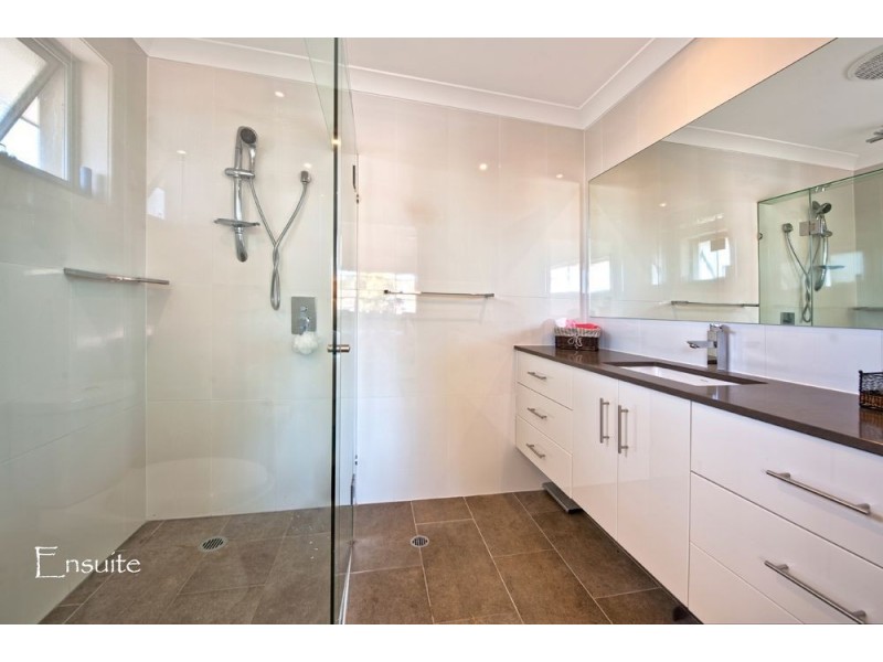 8 Kestrel Drive, Burleigh Waters QLD 4220