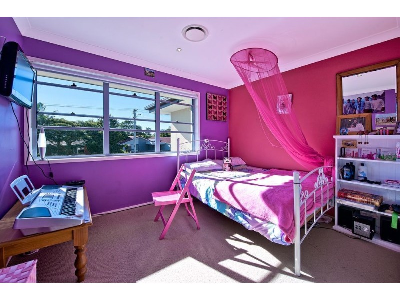 8 Kestrel Drive, Burleigh Waters QLD 4220