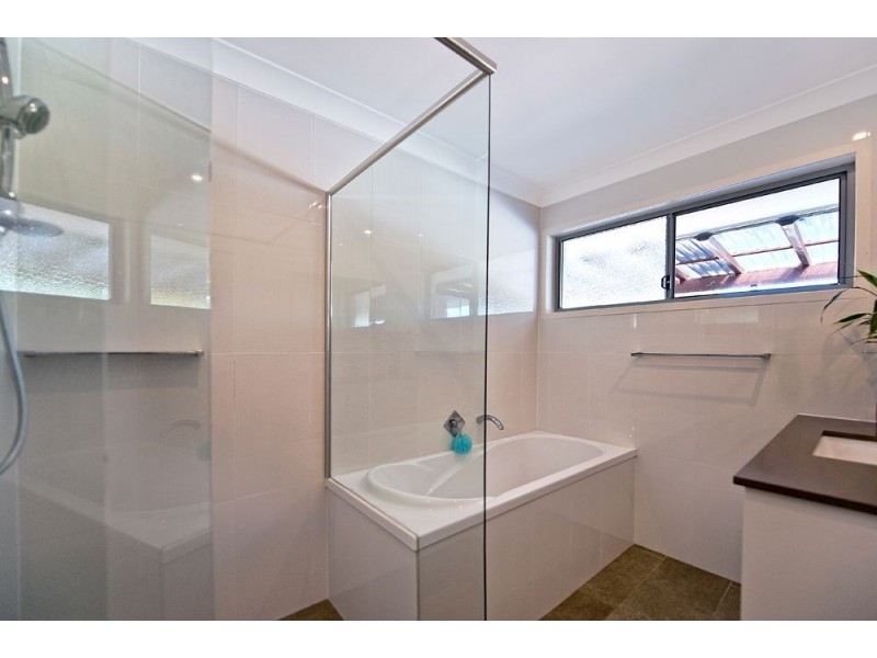 8 Kestrel Drive, Burleigh Waters QLD 4220