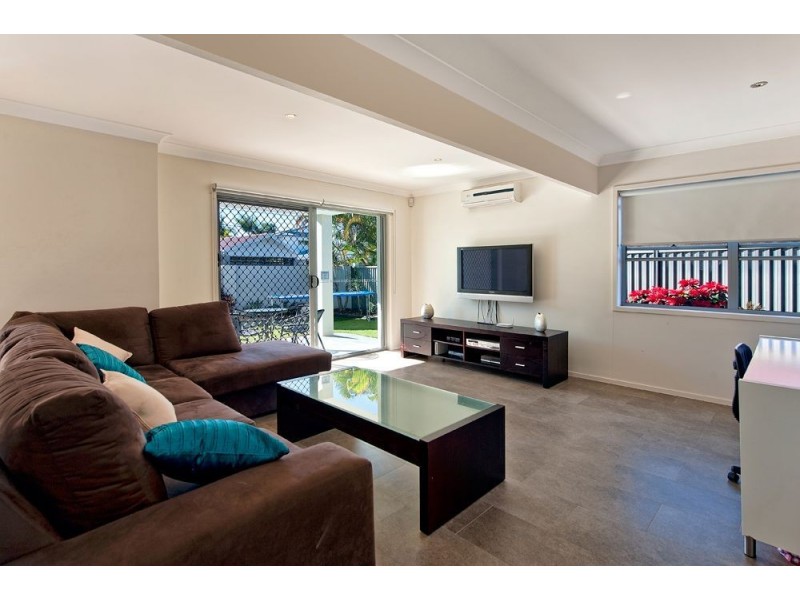 8 Kestrel Drive, Burleigh Waters QLD 4220