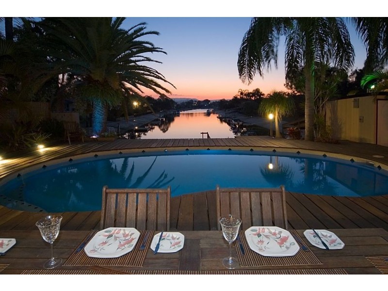 6 Hoy Street, Broadbeach Waters QLD 4218