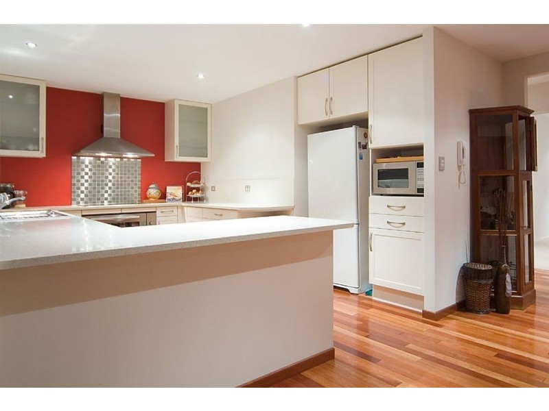 6 Hoy Street, Broadbeach Waters QLD 4218