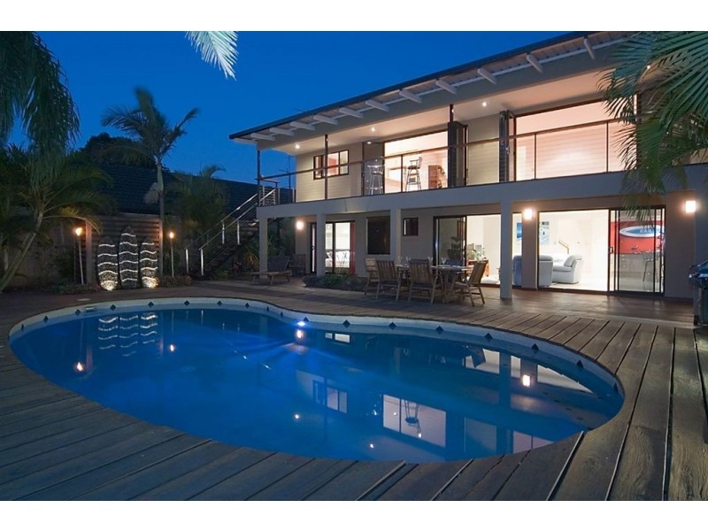 6 Hoy Street, Broadbeach Waters QLD 4218