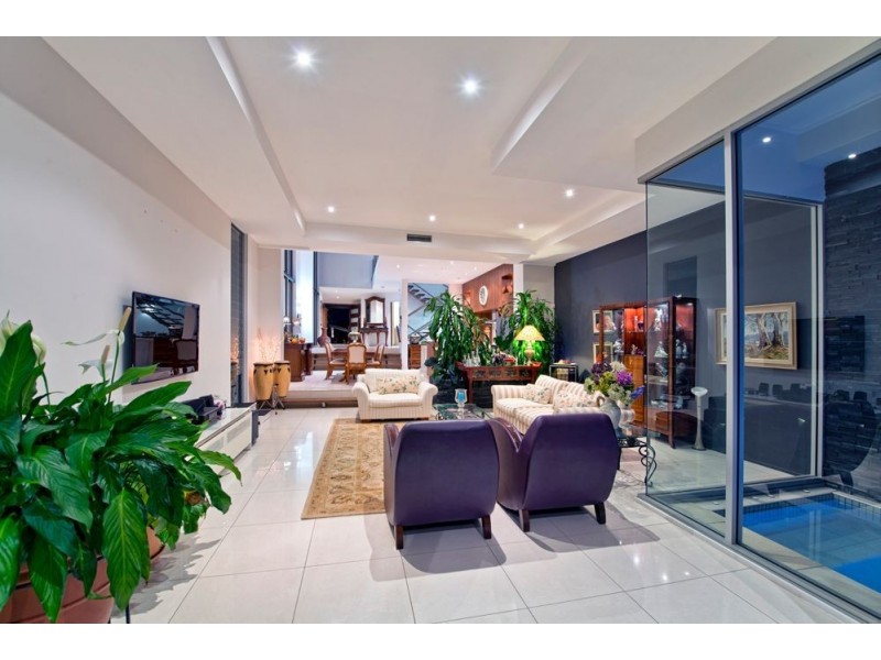 2/5 Vespa Crescent, Surfers Paradise QLD 4217