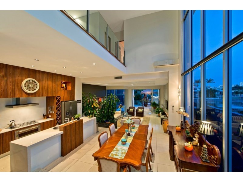 2/5 Vespa Crescent, Surfers Paradise QLD 4217