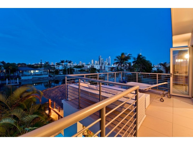2/5 Vespa Crescent, Surfers Paradise QLD 4217