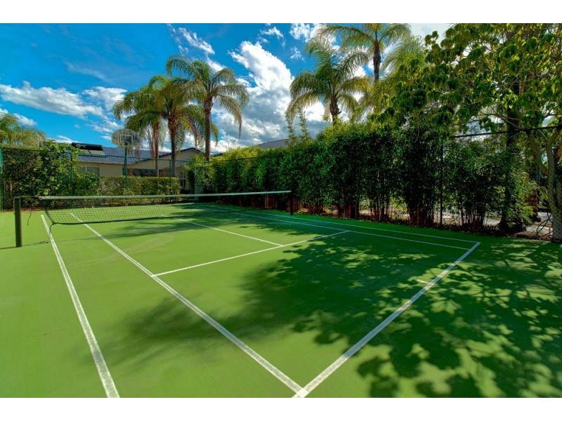 8 Salamander Court, Mermaid Waters QLD 4218
