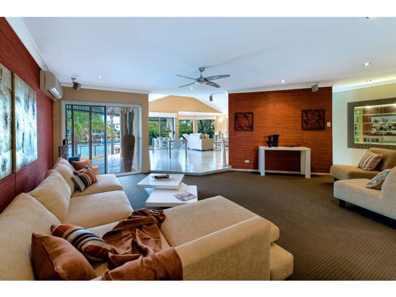 8 Salamander Court, Mermaid Waters QLD 4218