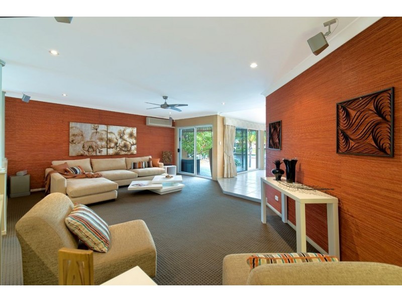 8 Salamander Court, Mermaid Waters QLD 4218