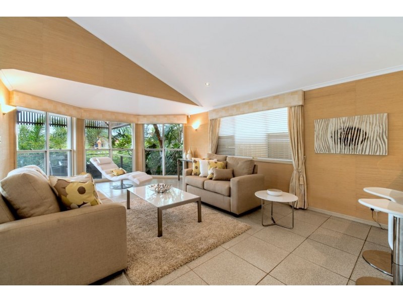 8 Salamander Court, Mermaid Waters QLD 4218