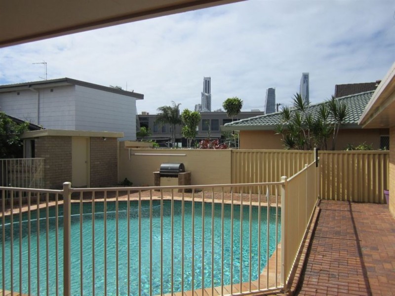 5 St Andrews Ave, Isle Of Capri QLD 4217