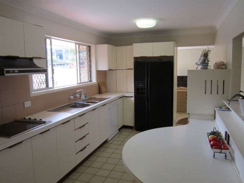 5 St Andrews Ave, Isle Of Capri QLD 4217