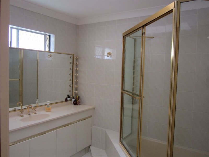 5 St Andrews Ave, Isle Of Capri QLD 4217